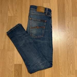 Säljer ett par snygga blå jeans från Nudie Jeans i storlek W31 L32. De har en klassisk femficksdesign och är i mycket bra skick. Perfekta för både skola och utekväll! Hör av er vid fler frågor!😁