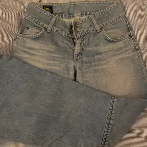 Jättesnygga jeans från Lee med coola detaljer på knänan! Väldigt bra skick men säljer tuvär då de inte passar. Perfekta till alla tillfällen och är lågmidjade. Fråga om ni har några frågor🩷 Midjemått= 37cm Grenhöjd=22cm Innerbenslängd= 78cm