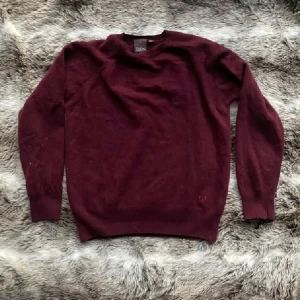 Oscar jacobsson kashmir - Säljer denna snygga Oscar jacobsson kashmirtröjan som passar perfekt nu till vintern. Färg: vinröd. Skick 9/10. Kan gå ner i pris vid snabb affär. Hör av dig vid minsta fundering 🤩