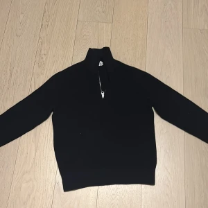 Svart half zip från arket - Säljer en stilren svart tröja i storlek S. Den har en praktisk dragkedja vid halsen och är perfekt för kyligare dagar. Tröjan är långärmad och passar både till vardags och lite finare tillfällen. Ett måste i garderoben! 🖤