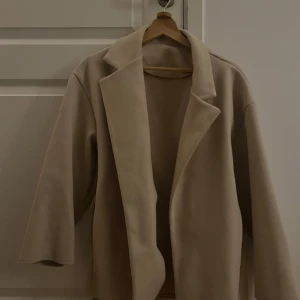 Beige kappa med knytband  - Säljer en stilren beige kappa i mycket bra skick. Perfekt för höst och vår! Den är från Missäy och ny priset ligger på 350kr🤍hör av er vid frågor!!köpare står för frakten 