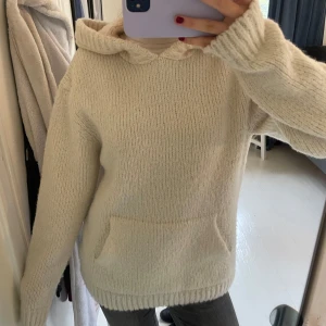 Stickad hoodie  - Jättefin stickad hoodie från Zara. Perfekt nu i vinter!