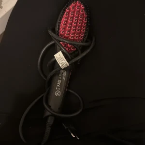 Värme plattång  - Funkar bra, används max 3 gånger. 