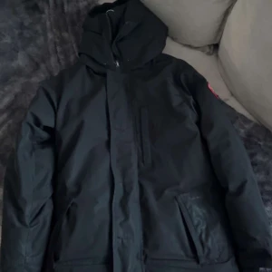 Svart vinterjacka från Canada Goose äkta  - Säljer en svart vinterjacka från Canada Goose i mycket bra skick. Jackan har nu blivit lite liten för mig kan även tänka mig o byta  mot moose knuckles hoddie o nåt mer. Möts i stockholm 
