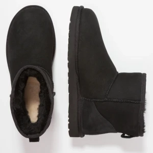 Svarta uggs  - Svarta uggs i bra skick, fick de förra vintern så de är inte så använda! Nypris 2000, säljer för 1700! 