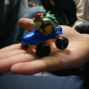 Leksaksbil med karaktär - En riktigt grisch leksaksbil som man kan leka med precis överallt, den passar perfekt i handen och man kan även köra med den i affärer, på hyllor och liknande. (Pris kan diskuteras)