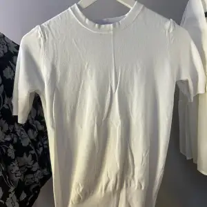 Säljer en klassisk vit t-shirt från Zara i storlek S. Perfekt basplagg för alla tillfällen! T-shirten är i bra skick och gjord av mjukt bomullsmaterial. Passar både till vardags och fest. 🕊️