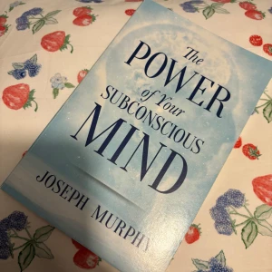 The Power of Your Subconscious Mind - Säljer boken 'The Power of Your Subconscious Mind' av Joseph Murphy. Den handlar om hur man kan förändra sitt liv genom att ändra sina tankar och övertygelser. Perfekt för den som är intresserad av personlig utveckling och självhjälp. Boken är i gott skick och redo att inspirera sin nästa läsare!