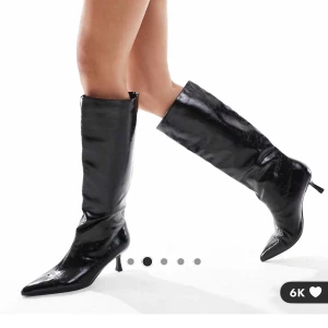 Svarta stövlar med klack - Snygga svarta stövlar i skinn från asos. Skorna är aldrig använda 