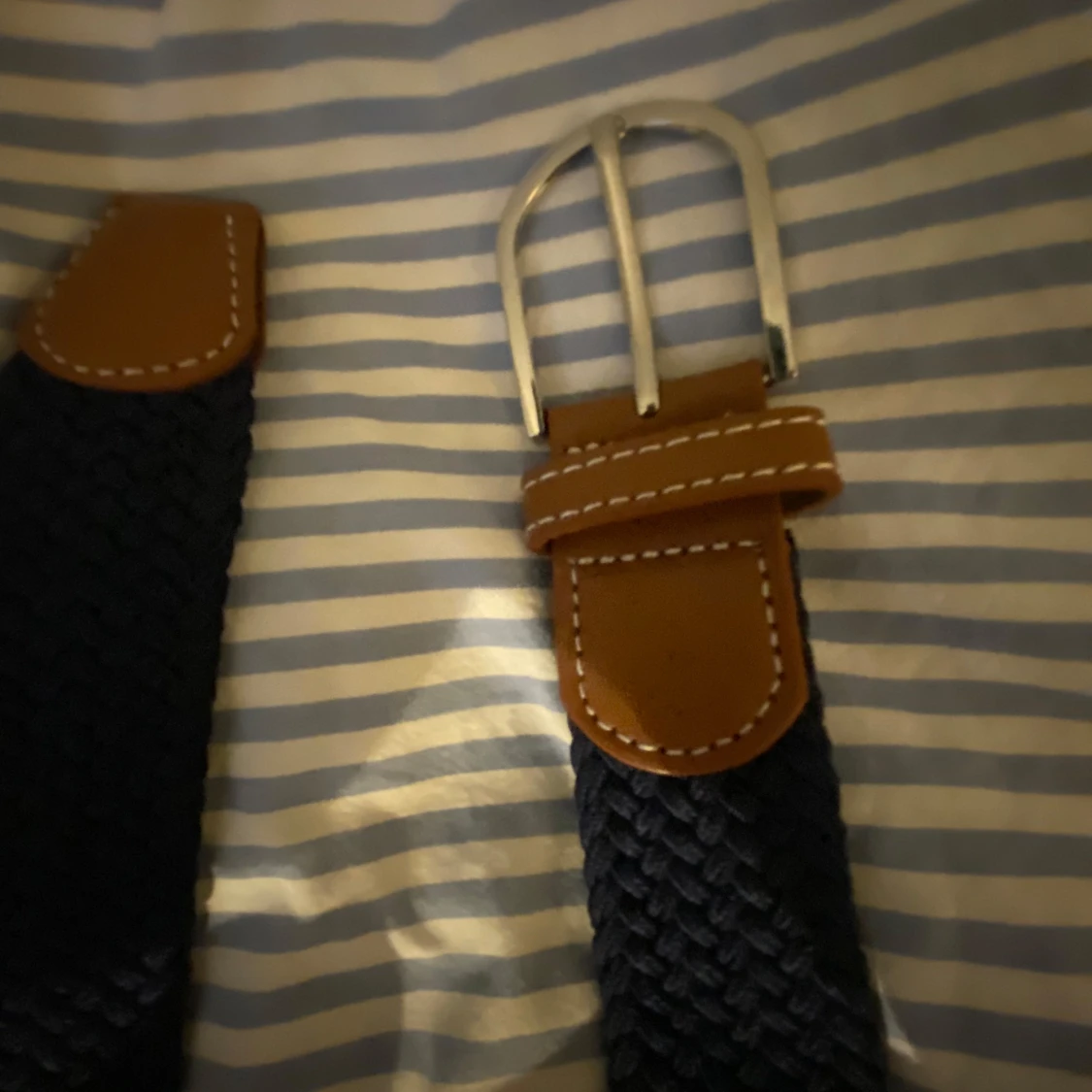 Blått flätat bälte med bruna detaljer - 2