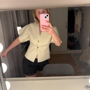 Vit topp med knappar från zara - Säljer en vit topp med korta ärmar och knappar framtill. Från zara. Använd 1 gång