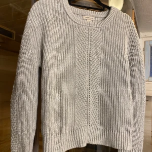 Stickad tröja, calvin klein - Grå fint stickad tröja från Calvin klein, 91% bomull. Iprincip nyskick. Står L i den, men skulle säga att den är mer M