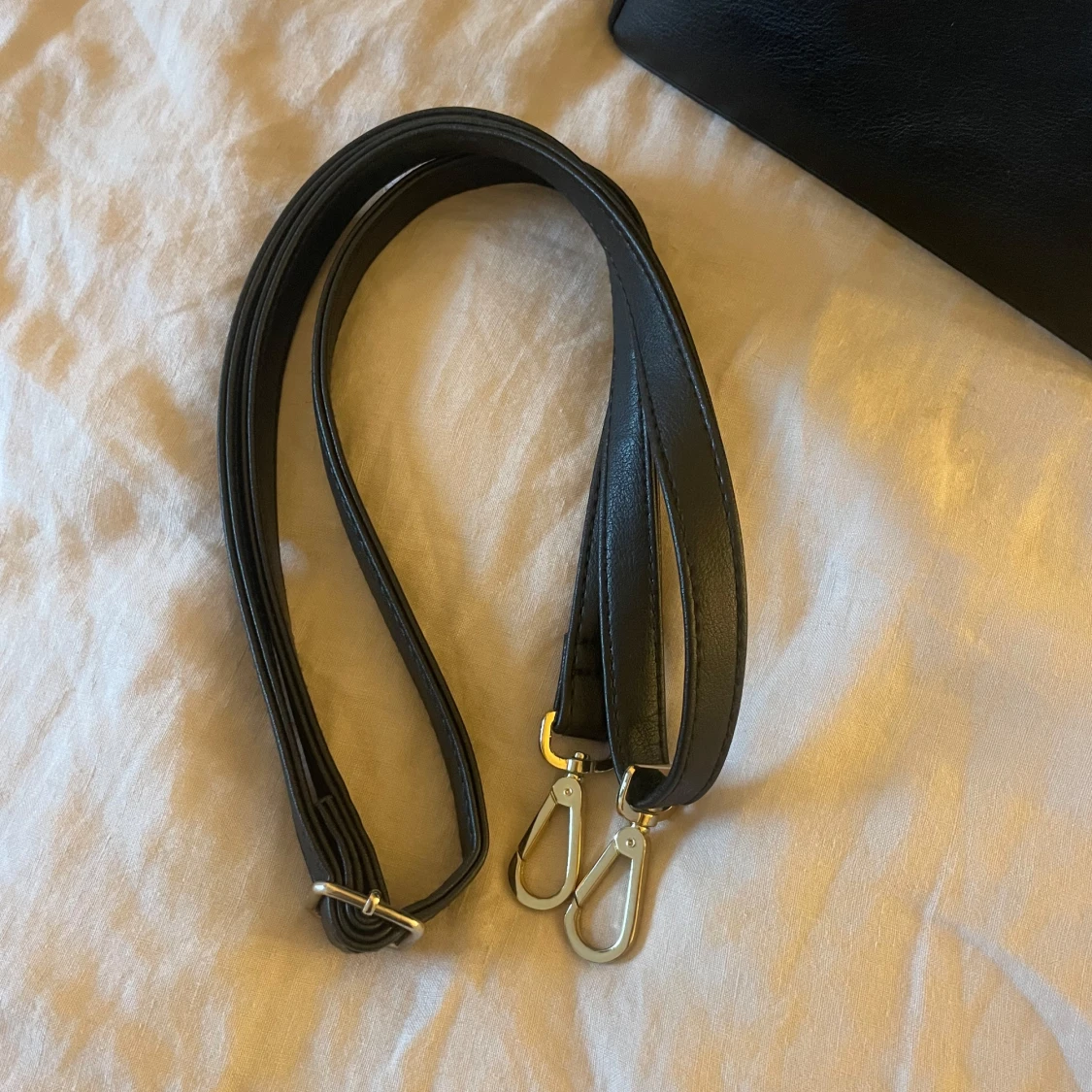 Svart handväska med axelrem - 3