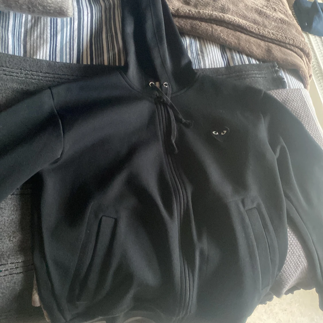 Svart hoodie från Comme des Garçons