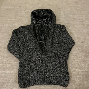 Pälsfodrad cardigan - Tja! Säljer nu denna feta, pälsfodrade cardigan! Pälsen är riktigt skön och är perfekt för alla årstider! Skick: 10/10 Inga defekter alls! Storleken är S skulle jag säga. Tveka inte med frågor och pris kan diskuteras!🙌🤝