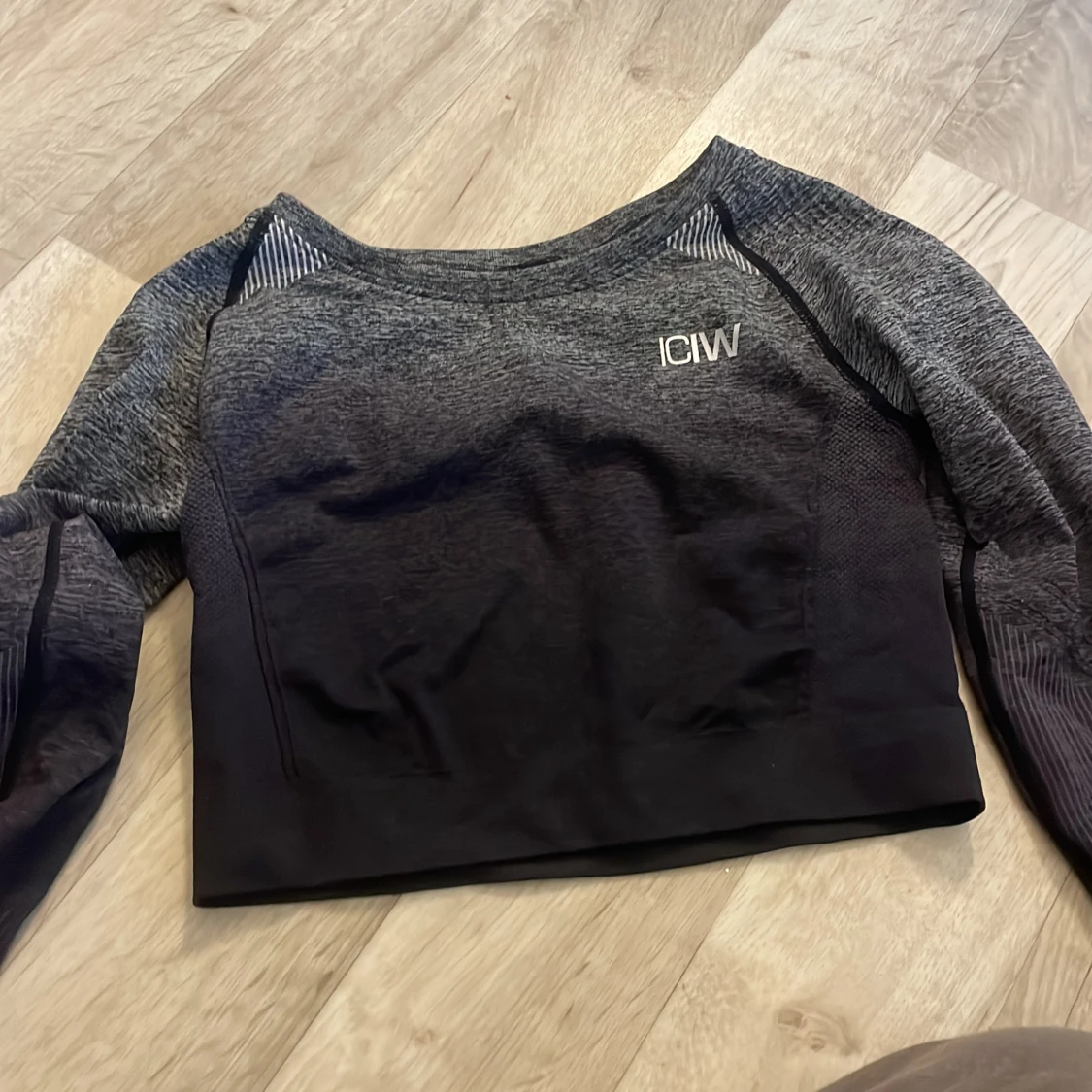 Grå och svart croppad tröja från ICANIWILL