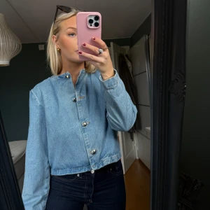 Jeans jacka/tröja  - Snygg jeans overshirt!! Så snyggt med denim om denim!! 👏👏med prislapp 