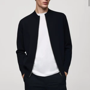 Helt ny kofta från Mango, storlek L, navyblå - Snygg navy blå kofta från Mango i mellankraftigt stickat tyg. Den har en dragkedja framtill och en stilren design som passar perfekt för en avslappnad look. Perfekt för att hålla stilen enkel och modern. :-) helt ny och oanvänd, lappen finns kvar!