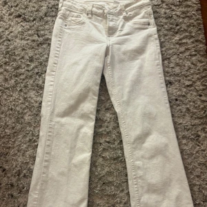 Vita bootcut jeans - sjukt snygga jeans men blivit för små, är köpta från HM i thailand! väldigt bra skick 