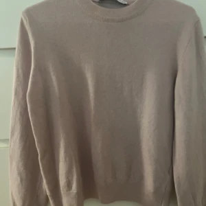 Ljusrosa stickad tröja  - Säljer en supermjuk ljusrosa tröja  med rund hals och långa ärmar. Perfekt för kyliga dagar och ger en lyxig känsla. Passar både till jeans och kjol. Ett måste i garderoben för den stilmedvetna!