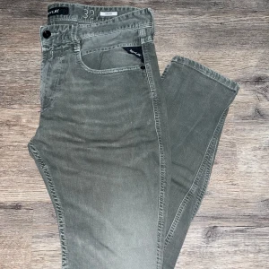 Replay Anbass - Gråa Replays Anbass | Hetaste Jeansen på marknaden Just nu! | Skick är 9/10 | Storlek 32 | Nypris ligger runt ca 1500kr | Hör gärna av er vid minsta möjliga fråga eller fundering!