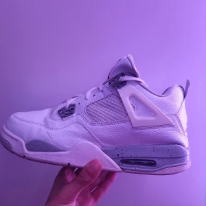 Jordan 4 - Knappt använda, jätte clean skor. Bara en av skorna är lite creasade. Tyvvär ingen låda eller kvitto köpte de ungefär 2 år sedan använt de max 5 gånger.