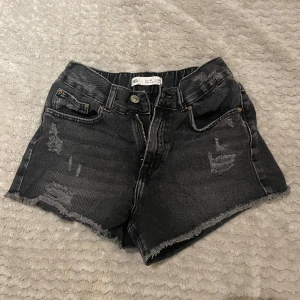 Svarta shorts  - Säljer dessa snygga svarta shorts från Zara. Säljer då de är för små tyvärr.💕 