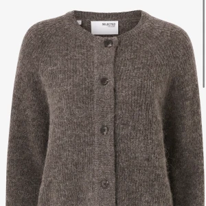 Grå kofta med knappar - Mysig grå kofta med knappar framtill. Oanvänd från selected femme! Nypris 919kr