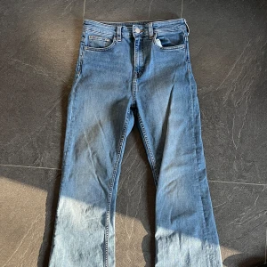 Blå bootcut jeans - Snygga blå bootcut jeans med. Det står att dem är M men skulle mer säga att de är S. Små i storleken. 