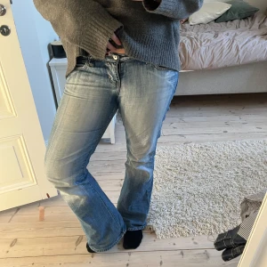 Lågmidjade jeans - Så himla snygga jeans från LTB, färgen synd bäst på de två sista bilderna❤️ midjan är ca 38cm rakt över och innerbenslängden är 80cm