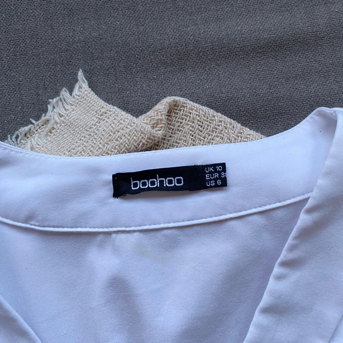 Vit blus från boohoo - 3