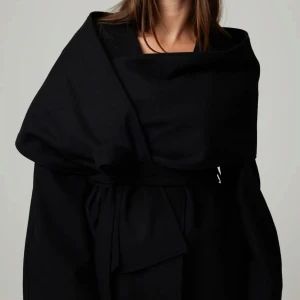 Halsduk - Säljer jättemysig halsduk. Aldrig använd, jättefin till kappor. Från Bikbok. Jag säljer för 90kr😊vanliga priset var 359kr