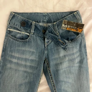 Ljusblå lågmidjade jeans - Såå snygga lågmidjade jeans! Helt nya! Storlek är längd 103 innerbenslängd 83 midja 35! 🩷🩷🩷 skriv om du har fler frågor 