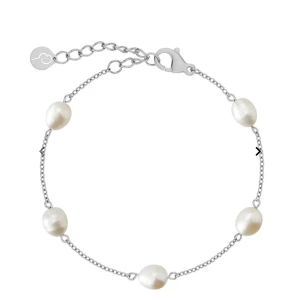Silverarmband med pärlor - Elegant silverarmband med fem vita pärlor jämnt fördelade längs en tunn kedja från Edblad. Armbandet har ett justerbart lås och en liten rund berlock. Perfekt för att ge en stilren touch till din outfit. Ny skick💕
