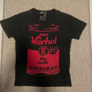 Hysteric Glamour Andy Warhol t-shirt - Svart t-shirt från Hysteric glamour X andy Warhol collab. Strl M använd men mycket liv kvar. Otroligt snygg och ganska ovanlig 🙌