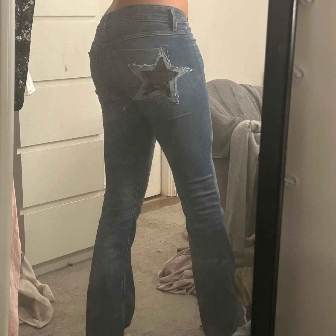 Blå jeans med stjärndetalj