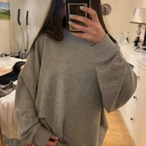 Grå oversize sweatshirt från Nelly - Säljer denna gråa sweatshirt från Nelly. Storleken är XXS men den har en väldigt oversize passform. Skriv om du har frågor🦦