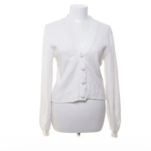 Vit kofta med knappar - Suuuper snygg vit kofta från zara i strl s ❤️