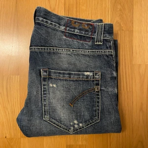 Dondups - Säljer dessa snygga Dondups med slitningar i storlek 32  Skick 8/10 Om det är något ni undrar så är det bara att fråga!⭐️⭐️⭐️