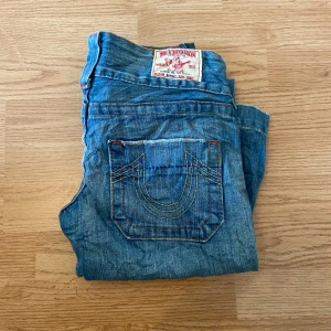 True Religion Jeans Bootcut Flare  - !skicka bud för snabb affär! True religion jeans, storlek 25 i fint skick. Mått:                                        Midja 35 cm Ytterben 103 cm Innerben 84 cm Ben öppning 24 cm