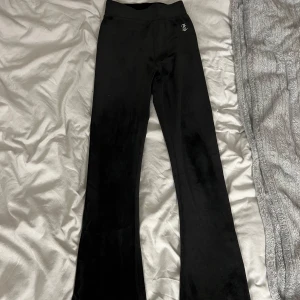 Juicy byxor - Svarta juicy med test på back sidan. Storlek XXS. Använd fåtal gånger och i bra skicka, dock tappat två diamanter/pärlor på texten för back som man kan se på sista bilden men inget som syns mycket. Fler frågor? Tveka inte att skriva o fråga.