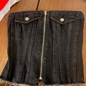 Svart jeansbandu med dragkedja - Snygg svart bandutopp i jeansmaterial med dragkedja framtill från Zara! Perfekt för fest!