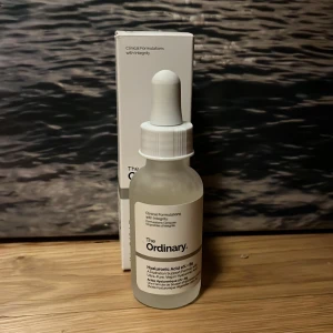 Hyaluronic Acid 2% + B5 från The Ordinary - Säljer en flaska Hyaluronic Acid 2% + B5 från The Ordinary. Denna produkt är perfekt för att återfukta huden och förbättra hudens elasticitet. Kommer i en glasflaska med pipett för enkel applicering. Perfekt för daglig användning. Anledningen till att jag säljer den var för att jag köpte fel serum❤️