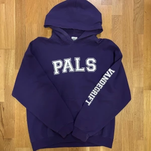 Vintage gildan hoodie - Lila vintage gildan hoodie i bra skick. Storlek L men passar M 