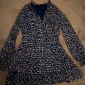 Zara klänning  - Jag säljer denna fina sommar klänning från zara i storlek S. Säljs pågrund av att den inte kommer till användning, den är i mycket bra skick. 