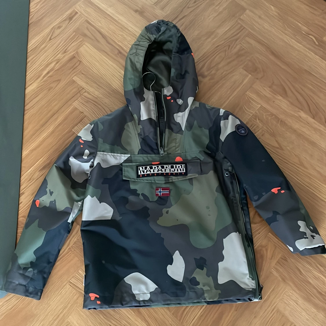 Camouflage vind-och regnjacka från Napapijri