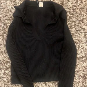 Svart tröja med krage - Superfin svart ribbad tröja med krage.
