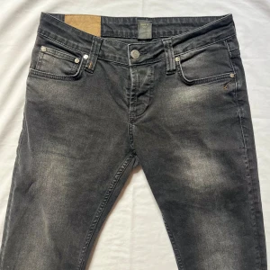 Dondup jeans svarta - Riktigt snygga och trendiga Dondup Jeans i toppskick 9/10. Riktigt härlig svart färg med snygg tvätt perfekt till våren. Passar slimfit. Nypris: 3000. Svår storlek att få tag på. Priset ej hugget i sten vid smidig affär, passa på. Bara att höra av sig vid frågor// Carl 