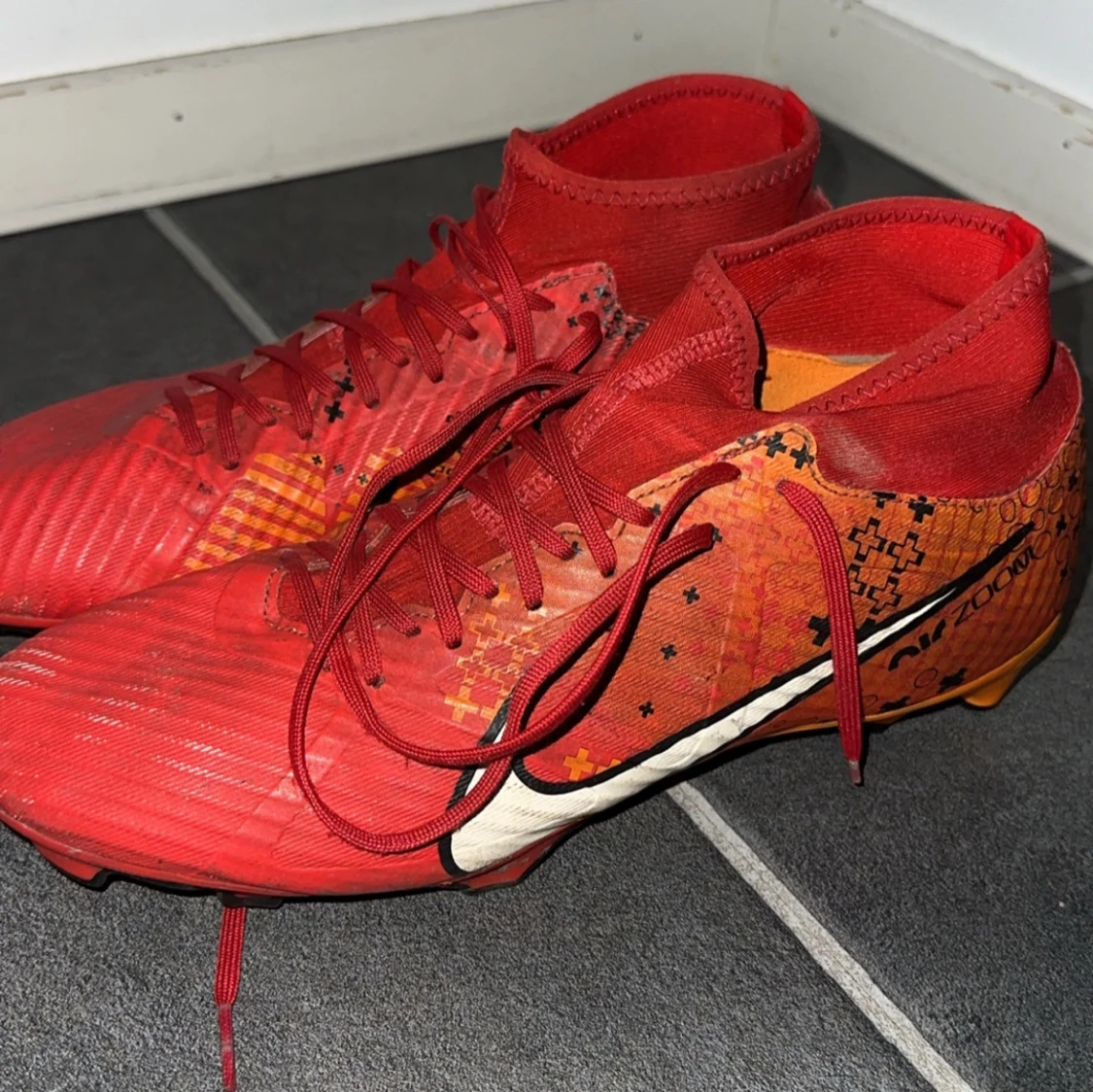 Röda fotbollsskor från Nike - 1