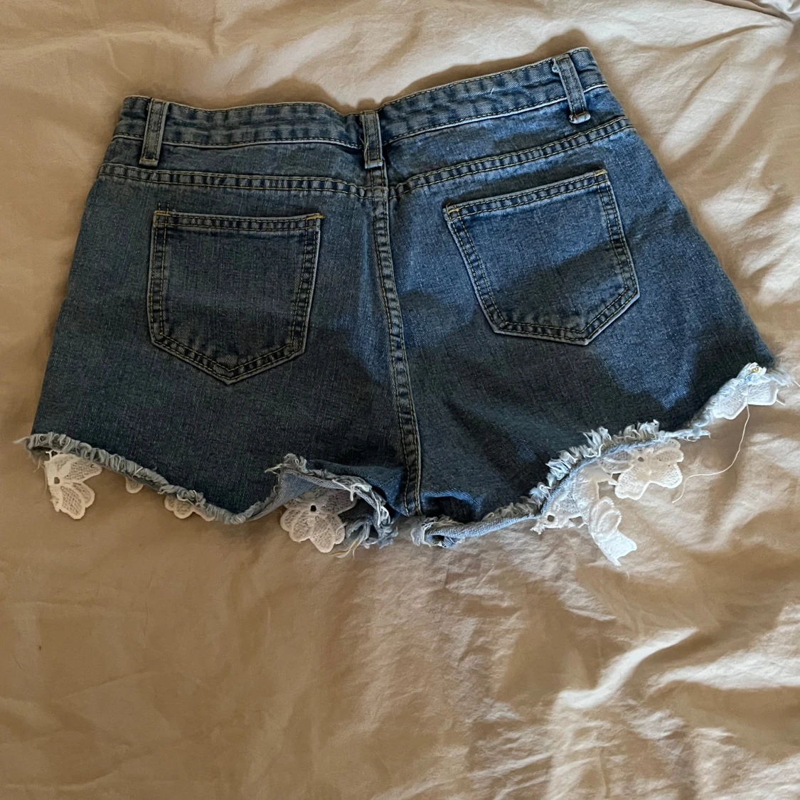 Jeansshorts med spetsdetaljer - 1